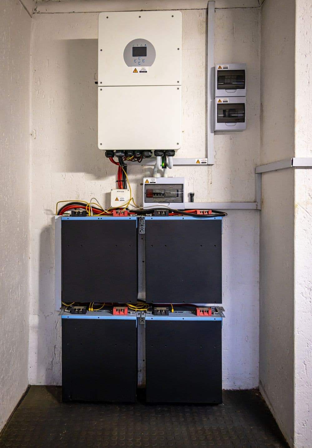 Solar inverter and battery installation